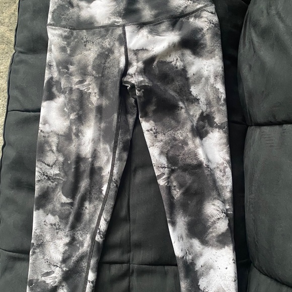 EVCR Capri Leggings in Smoky Gray Camo - Picture 3 of 5